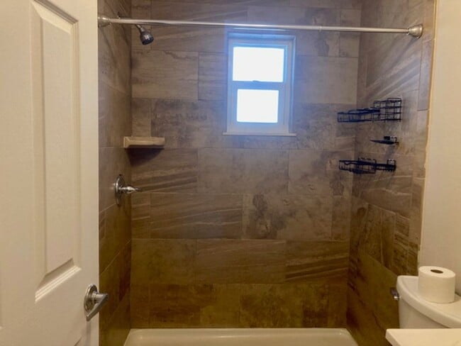 Building Photo - 1 bedroom, 1 bath apartment