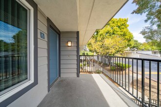 Building Photo - 1135 Meadow Lake Dr