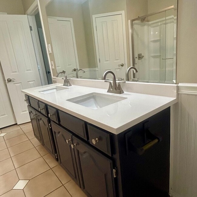 Building Photo - Enjoy Coming Home To This Beautiful and Well Maintained Home Close To Shopping, Restaurants & More!