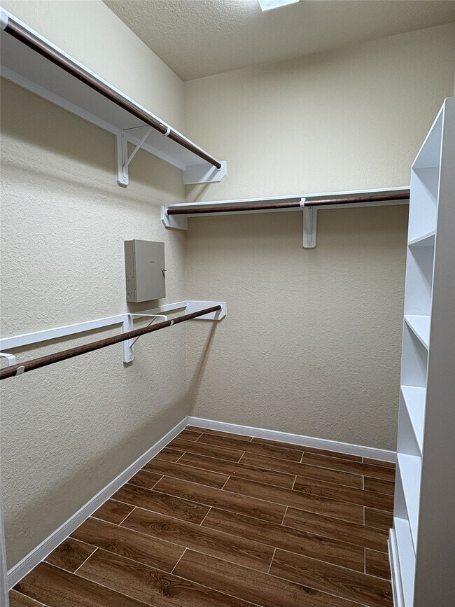 Building Photo - 18412 Sunrise Oaks Ct