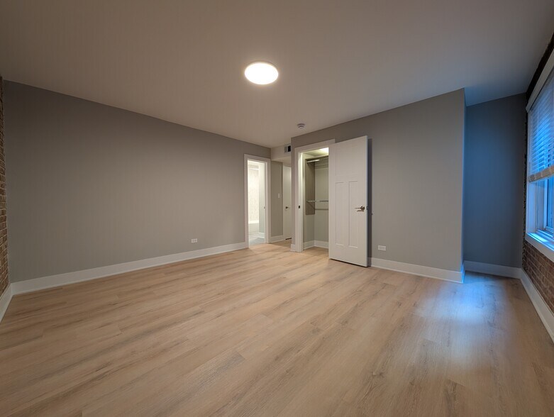 Building Photo - 1214 N La Salle Dr