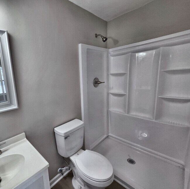 Building Photo - Newly Renovated 3 Bedroom Ranch Home