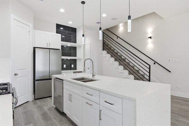 Building Photo - 727 S Victory Dr
