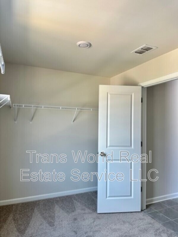 Building Photo - 5950 Green Ash Ct