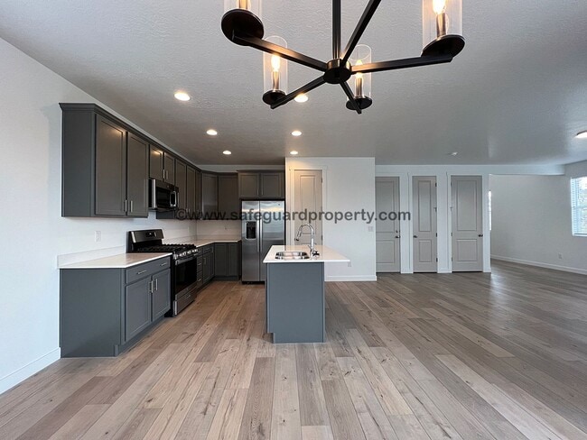 Building Photo - Newer 4 Bedroom Home in West Jordan