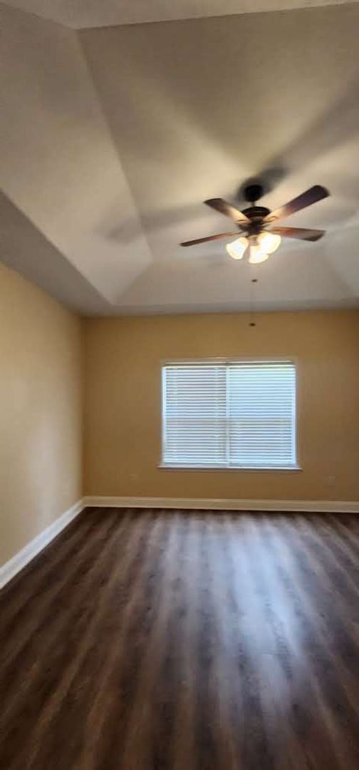 Building Photo - Great Home and Location-Available Now!