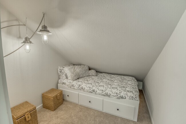 MAIN HOUSE - UPSTAIRS BONUS CLOSET - 421 5th Ave