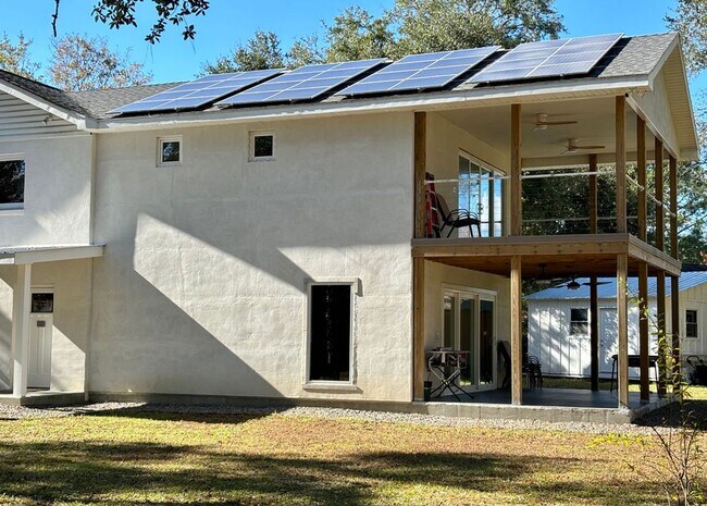 Building Photo - Available 7/10. Gorgeous Custom-Built 3 BR/3.5 BA Home on HUGE Corner Lot in Old Mt Pleasant!