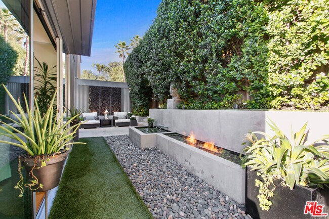 Building Photo - 9416 Beverlycrest Dr