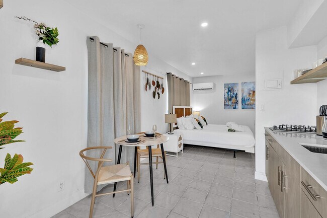 Building Photo - 1941 Washington St