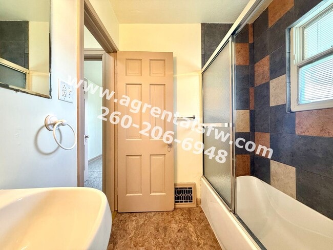 Building Photo - 3 Bedroom House