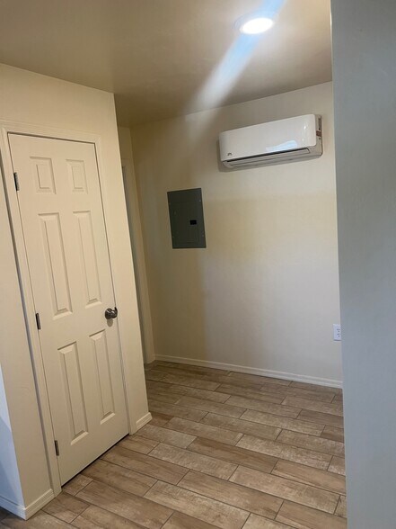 Hallway - 1001 Elledge Dr