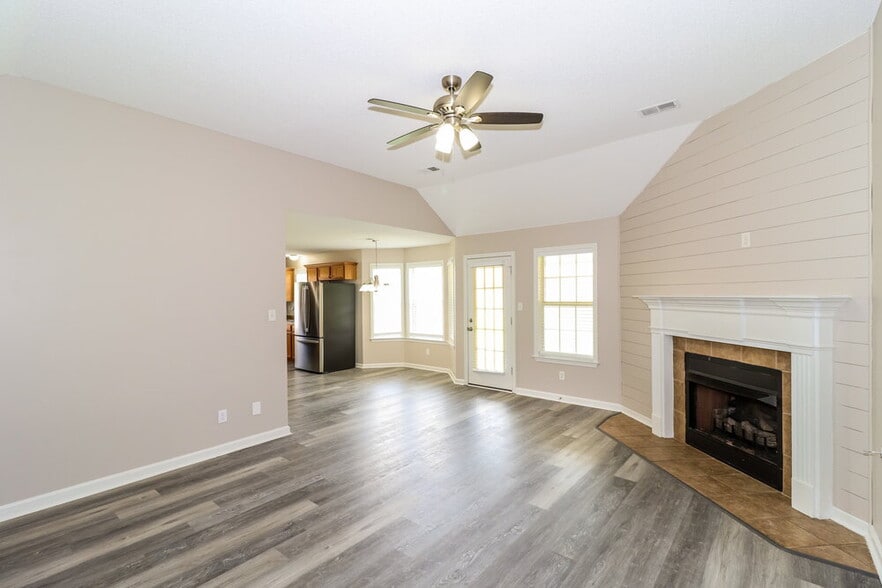 Building Photo - 5746 Oakley St