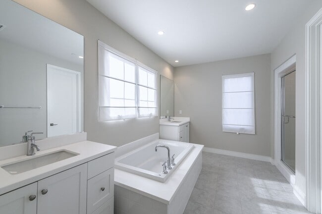 Building Photo - 3bedroom/3 bath/Gated Orchard Hill/Detache...