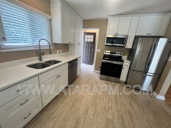 Building Photo - 871 Foothill Dr