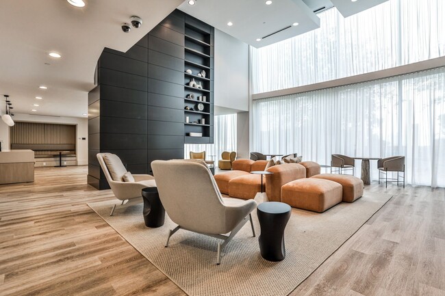 Building Photo - Luxury 28th Floor 2 Bedroom Condo For Leas...