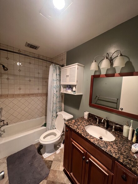 Building Photo - 5651 Sumner Way