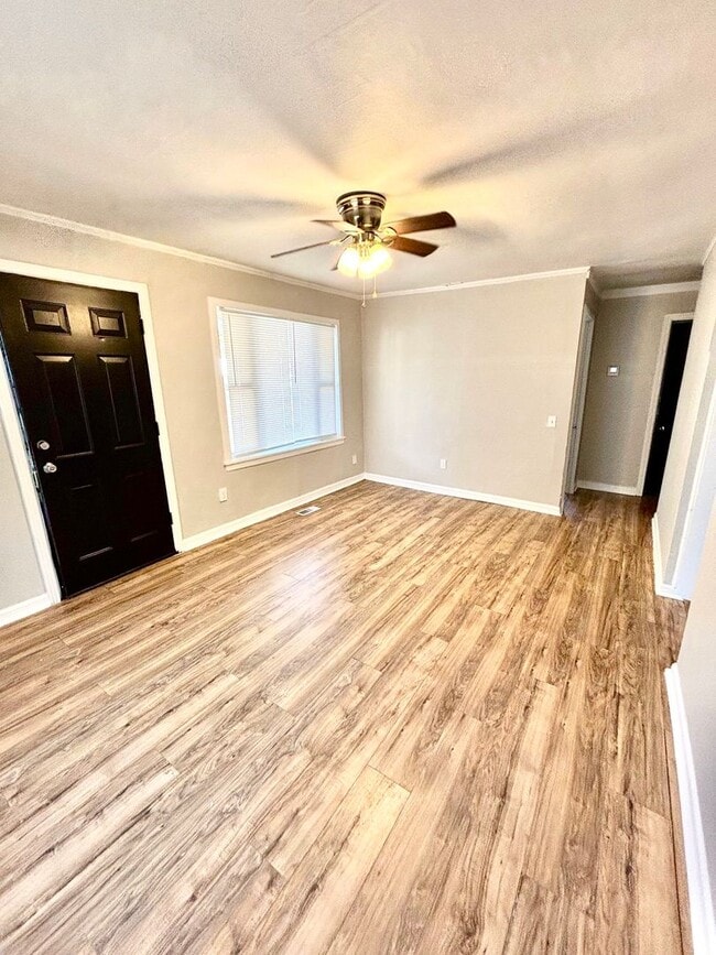 Building Photo - 631 Warner--Move In Ready!