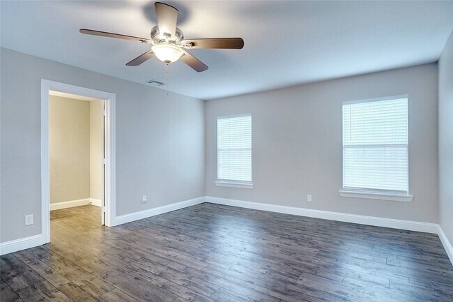 Building Photo - 219 Hartsdale Dr