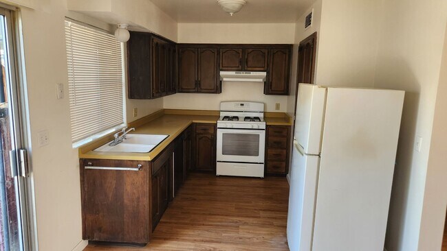 Building Photo - Updated 2 bedroom 2 bathroom condo