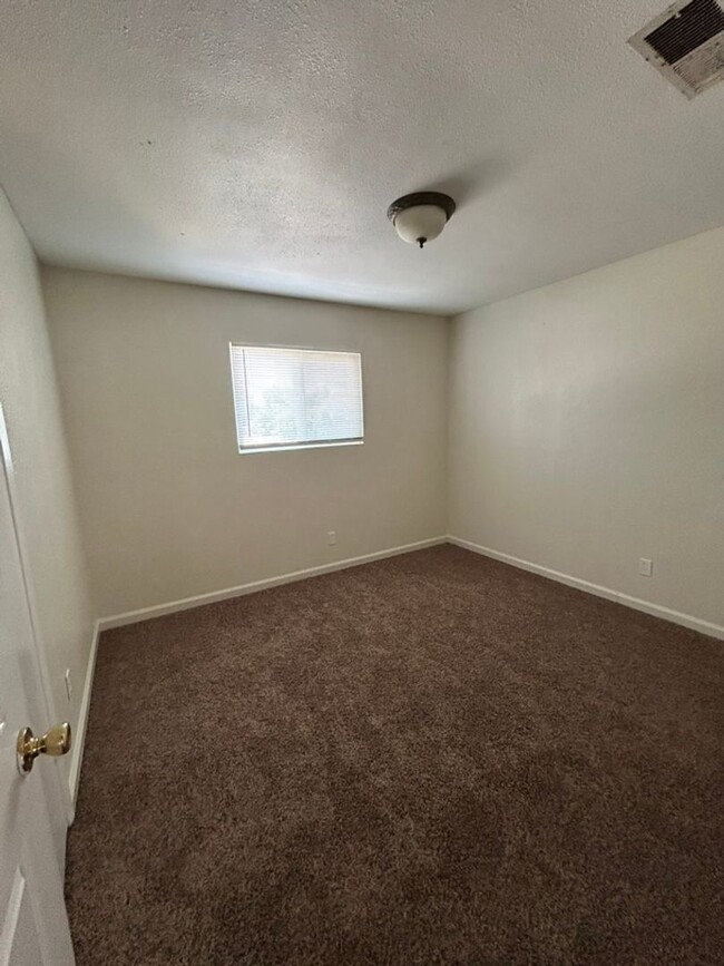 Building Photo - Affordable 3 bedroom 2 bath Apartment