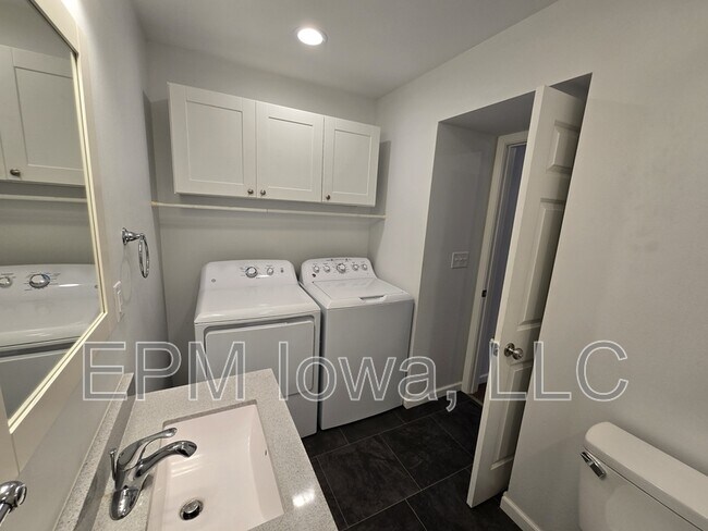 Building Photo - 904 W Welsh St