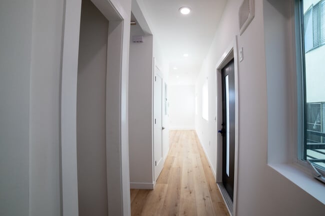 Building Photo - 4369 Rosewood Ave