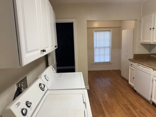 Building Photo - Large Cloverdale Apartment