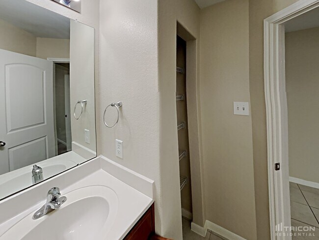 Building Photo - 425 Palomino Stand Dr
