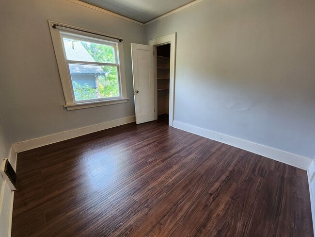 Building Photo - Pre-Leasing for September - 4bed/2bath House