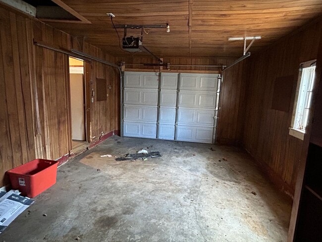 Building Photo - 5 Bedrooms Near Downtown!