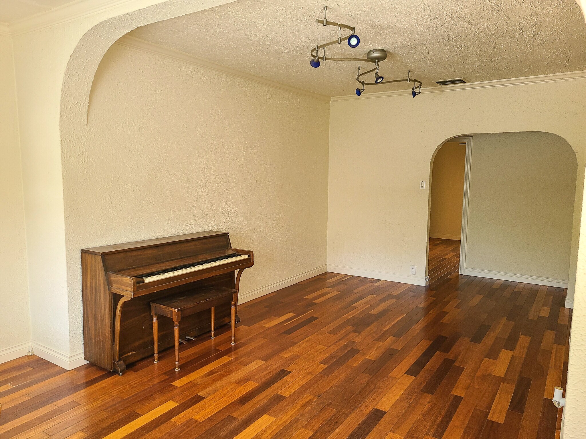 Building Photo - 11301 Blix St