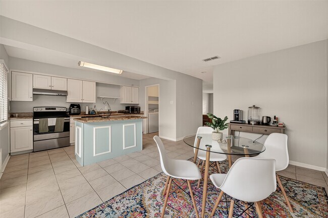 Building Photo - 6404 Burgoyne Rd