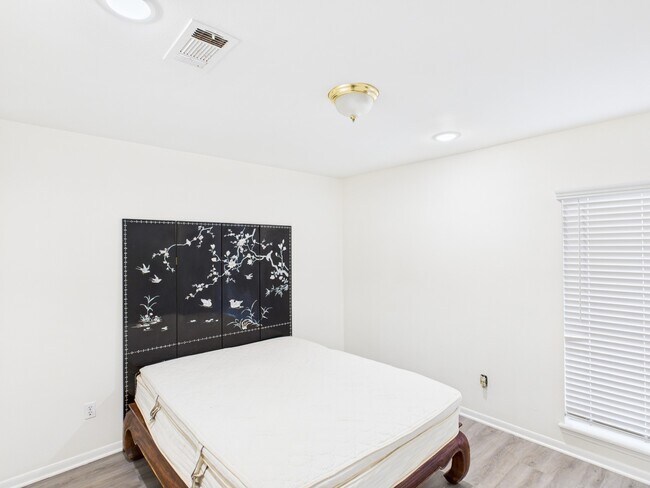 Building Photo - 7611 Hopewell Ln