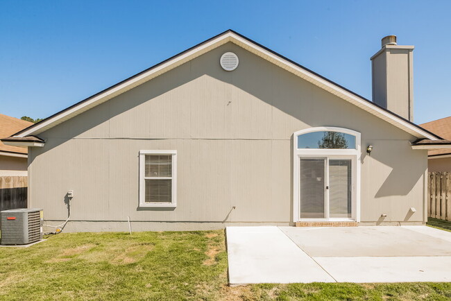 Building Photo - 878 S Lilac Loop