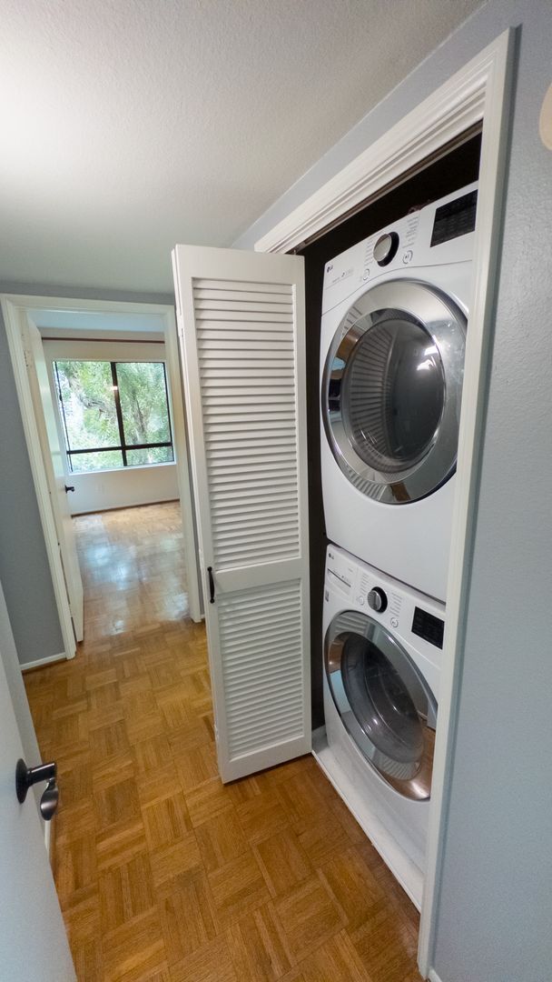Building Photo - Large 2bed/ 2 bath corner unit in the heart of Silverlake with Hot Tub, Pool, Gated Parking and P...