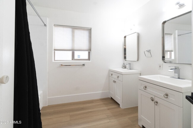 Building Photo - 4451 E Earll Dr