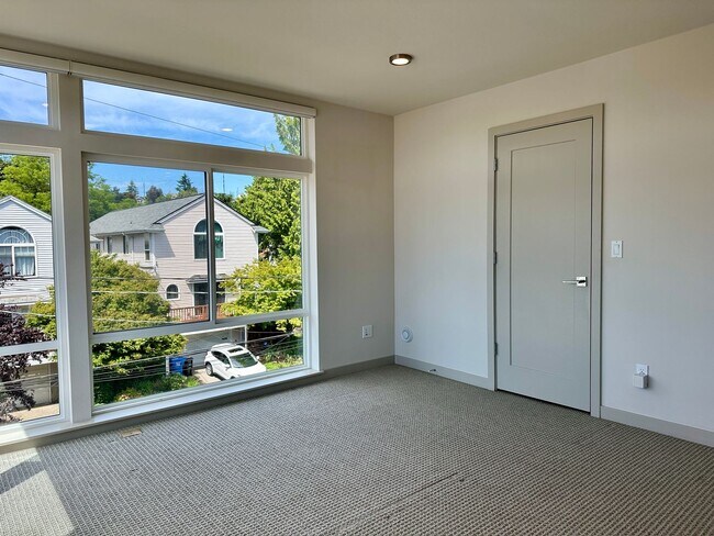 Building Photo - Gorgeous Greenlake Townhouse with Parking