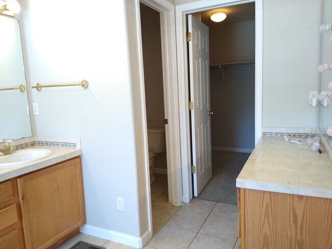 Building Photo - Fabulous Townhome Near Cherry Creek State ...