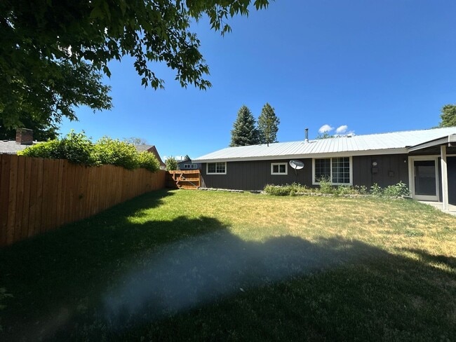 Building Photo - 4321 Myrtlewood Dr