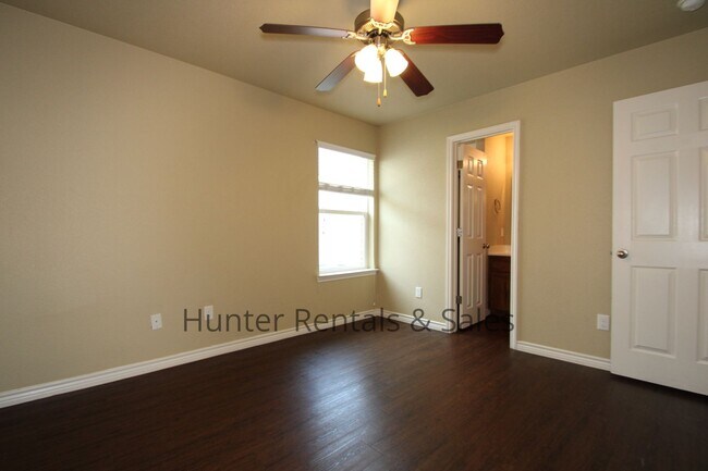 Building Photo - Spacious Duplex