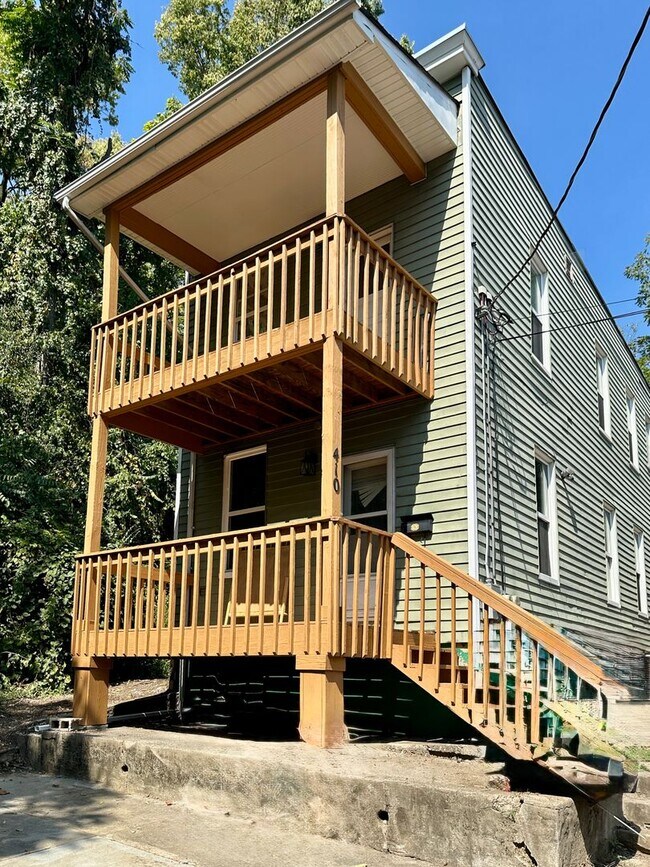 Building Photo - 6 Bed/2 Bath w/Ample Parking Mins. from UC...