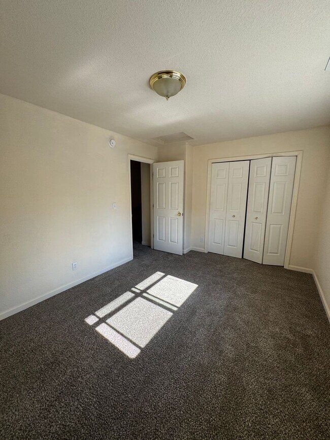 Building Photo - 1057 Lookingglass Rd