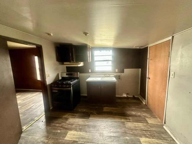 Building Photo - 718 18th St N