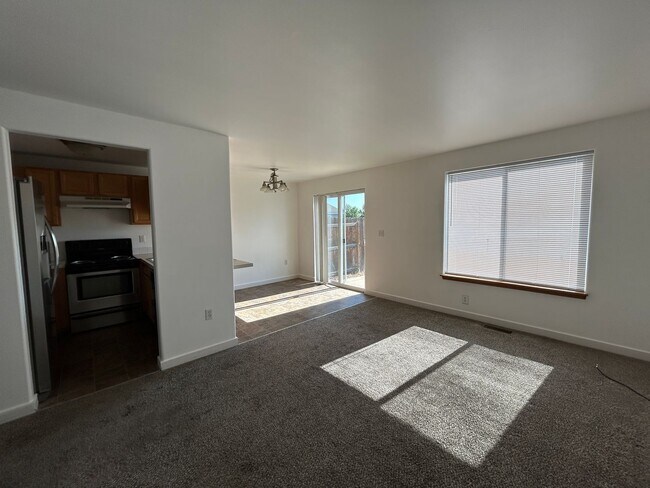 Building Photo - 3 Bedroom / 2.5 Bathroom Townhouse in SW R...