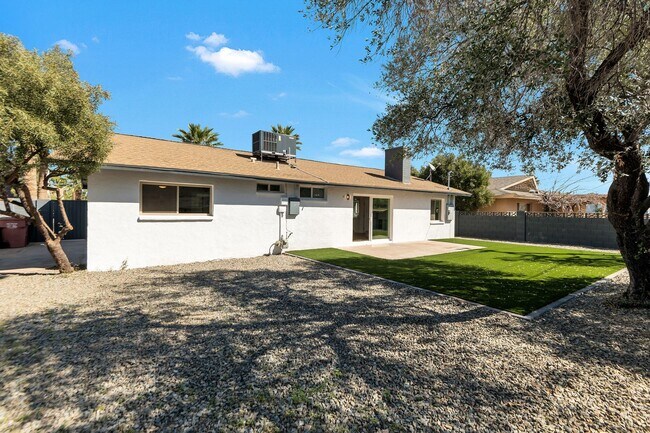 Building Photo - Remodeled 3 Bed 2 Bath 2 Car Garage Unfurnished 12 month lease with bonus room and AC in 2 car ga...