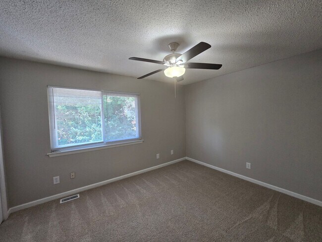 Building Photo - Stylishly Renovated End-Unit Townhome with Easy Raleigh Access