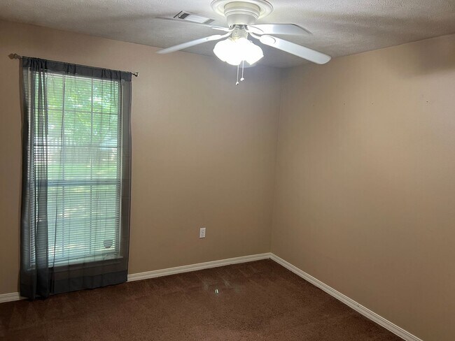Building Photo - 3 Bed 2 Bath Duplex