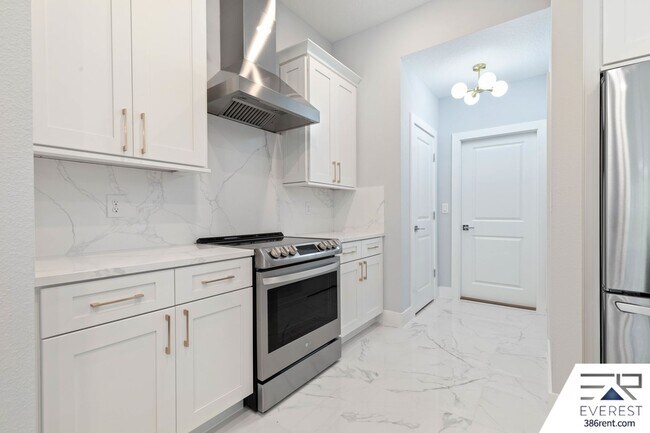 Building Photo - FULLY FENCED, LIKE NEW, CUSTOM BUILT 3/2/2 ON A CUL DE SAC IN DESIRABLE QUAIL HOLLOW