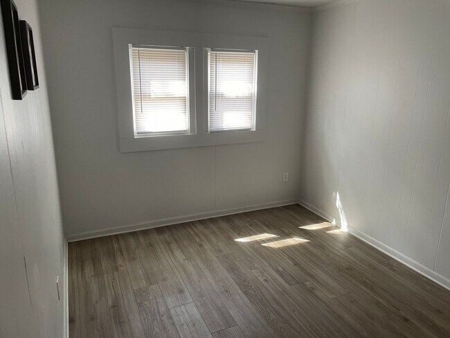 Building Photo - 3bd 1b house! Right off 20th St.